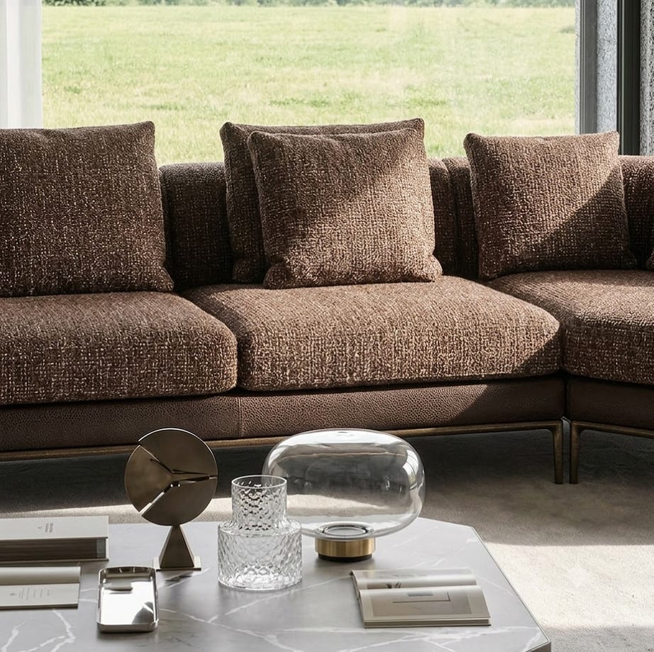 Sofá de cuero en un living de diseño